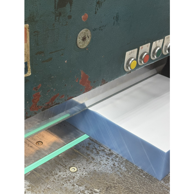 PVC塑膠布切片加工作業，機台精準裁切生產流程